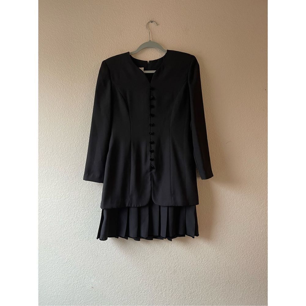 Vintage women’s black suit dress with pleating size 6 p‎
